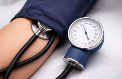 Ce valori ale tensiunii arteriale devin îngrijorătoare la vârstă înaintată