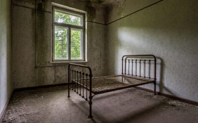 Cinci vârstnici cu demență au fost duși la spital după ce au fost găsiți într-un apartament din Hunedoara