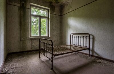 Cinci vârstnici cu demență au fost duși la spital după ce au fost găsiți într-un apartament din Hunedoara