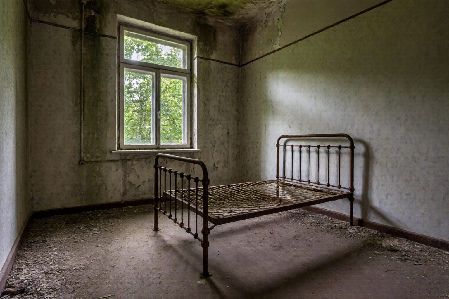 Cinci vârstnici cu demență au fost duși la spital după ce au fost găsiți într-un apartament din Hunedoara