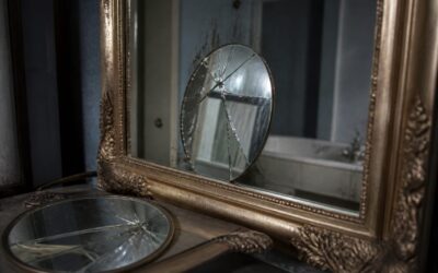 Cum ajung mesajele din copilărie și adolescență să te facă să te critici în oglindă