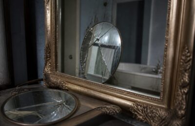 Cum ajung mesajele din copilărie și adolescență să te facă să te critici în oglindă