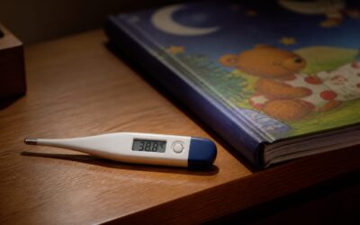 Febra peste 38,5°C și tusea lătrătoare la copii pot indica urgențe medicale