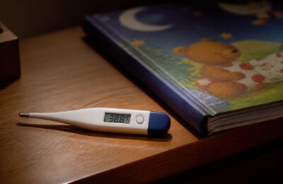 Febra peste 38,5°C și tusea lătrătoare la copii pot indica urgențe medicale
