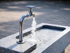 Femeile au nevoie de minimum 2 litri de apă pe zi în zilele de caniculă