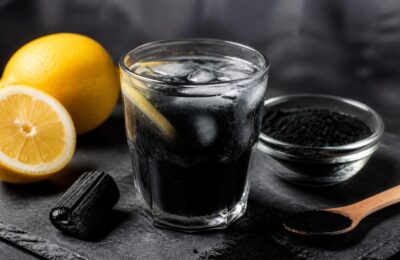Limonada neagră cu 1 linguriță de cărbune activ nu are dovezi pentru detox și poate reduce absorbția medicamentelor
