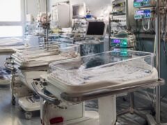 Marie Curie cere reducerea cu 5 paturi la ATI nou născuți după plecarea a 7 asistente