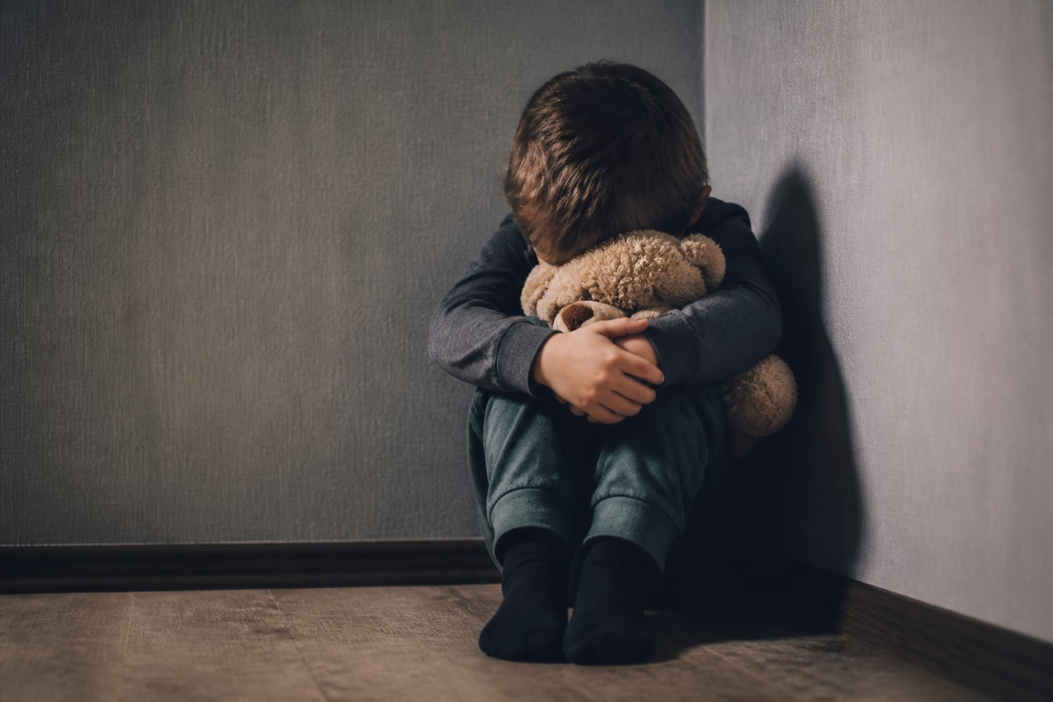 Semnele care arată că frica a înlocuit educația în relația cu copilul