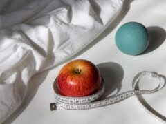 Somnul sub 7 ore, stresul și postura pot menține grăsimea abdominală chiar și cu o dietă atentă