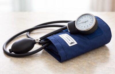 Studiu despre adulții în vârstă arată reducerea diferențelor de tensiune și colesterol între obezitate și IMC normal