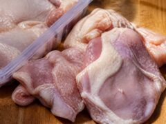 Studiu Oxford: Carnea de pui este sursa a până la 80% dintre infecțiile cu Campylobacter
