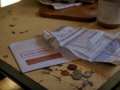 Studiul care leagă dificultățile financiare de un creier cu câteva luni mai vârstnic