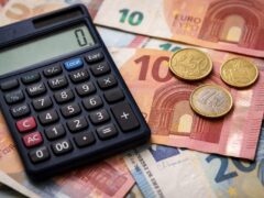 Studiul UCL leagă dificultățile financiare persistente de rezultate cognitive mai slabe și o sănătate mai proastă a creierului