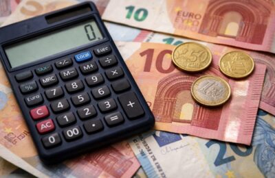 Studiul UCL leagă dificultățile financiare persistente de rezultate cognitive mai slabe și o sănătate mai proastă a creierului