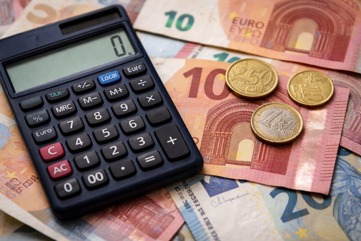 Studiul UCL leagă dificultățile financiare persistente de rezultate cognitive mai slabe și o sănătate mai proastă a creierului