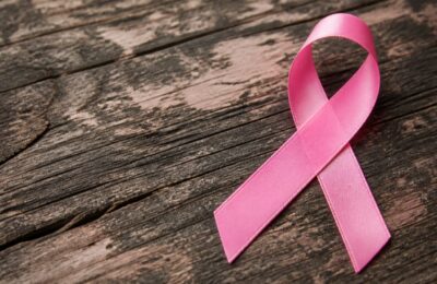 Actrița Lucy Davis descrie primul semn al cancerului de sân în stadiul 4: o zonă întărită, nu un nodul