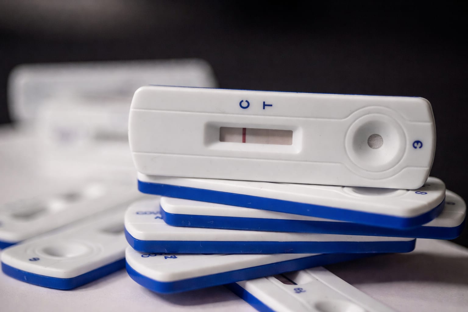 Virusuri latente reactivate după COVID-19, asociate cu dizabilitatea pe termen lung